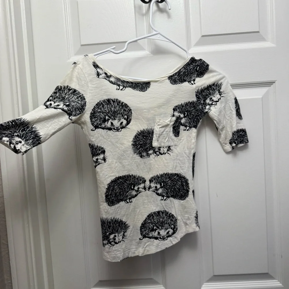 Anthropologie White Tee with Hedgehog Design - Picture 2 of 12